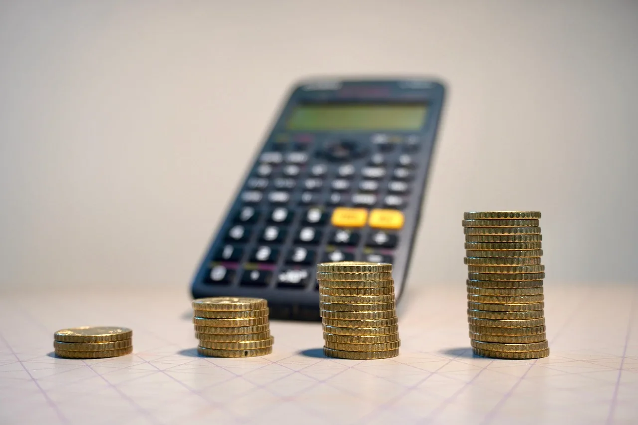shares, money, interest charges, investment, calculate, euro, dollar, symbol, status, strategy, broker, stock exchange, positive, inflation, increase in value, rewarding, budget